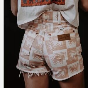 NWT Wrangler High Rise Festival Denim pink Shorts size 32